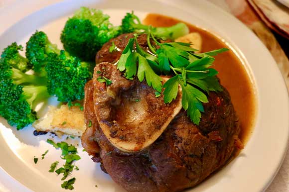 OSSO BUCCO, TOMATES, RATATOUILLE FINE, PERSIL, AGRUMES ET CROUSTILLES D'AIL PAR LE CHEF IAN PERREAULT